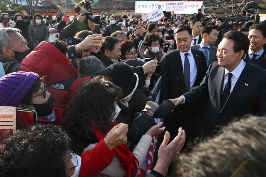 윤석열 대통령이 1일 경북 구미시 박정희 전 대통령 생가를 찾아 시민들과 인사를 나누고 있다.        구미=연합뉴스